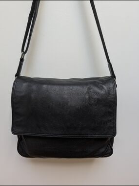 Danier Genuine Leather Black Messenger Laptop Bag Briefcase